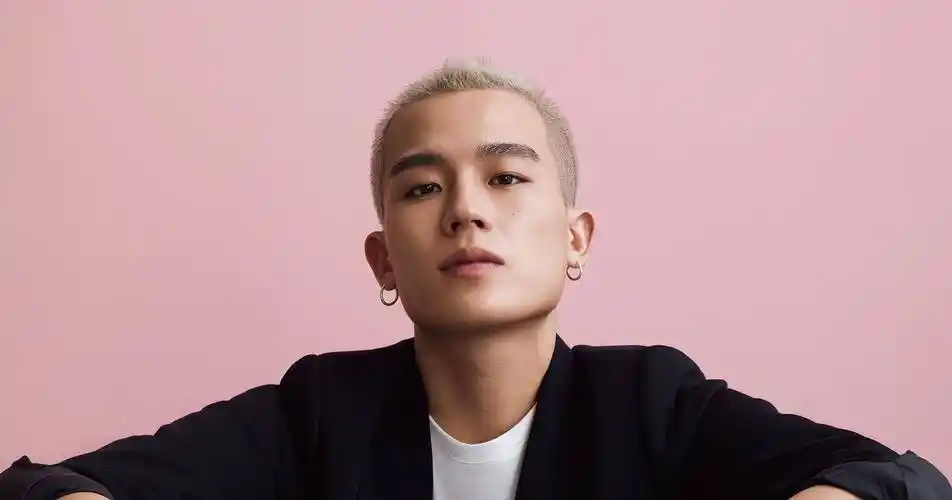 马思纯新恋情疑曝光,与张哲轩十指相扣,还曾现身于对方演出现场_欧豪