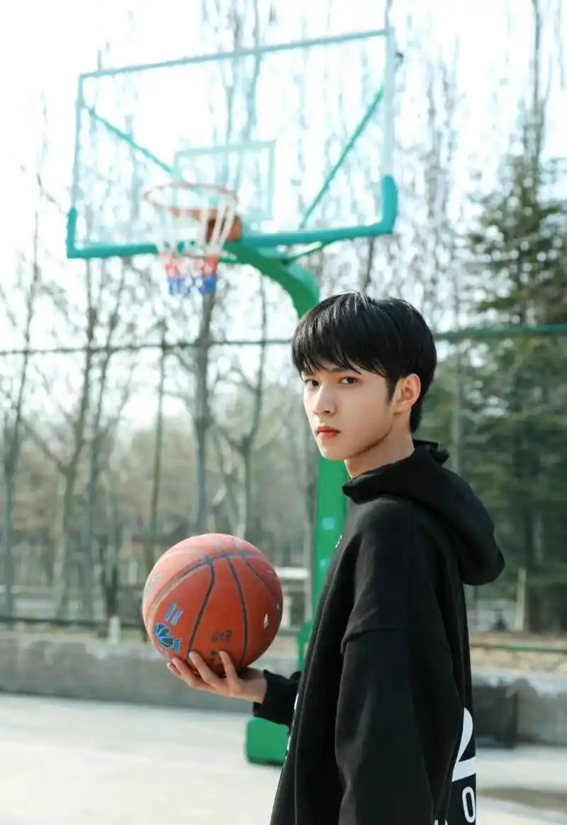 刘耀文打篮球满满的少年感