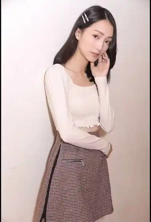 古天乐旗下艺人张凯琪甜蜜游玩,男友颜值爆表引网友热议!