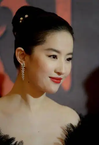 33岁刘亦菲近照曝光脸胖脖子粗发福明显仙女气质消失