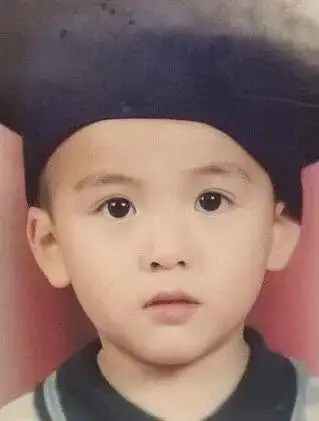 曾舜晞用的是广告片,姐姐是素颜,但是轮廓看起来很像出道之前在高中