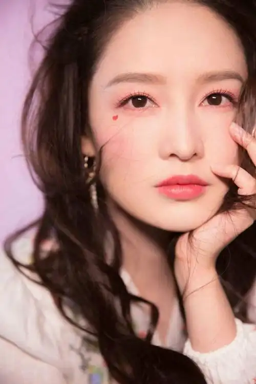 李沁生日时尚写真释出 黑发配红色长裙变俏皮少女