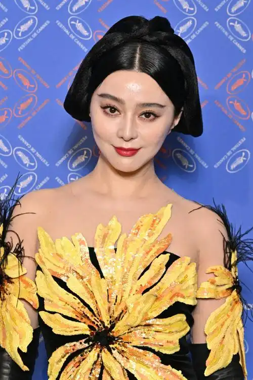 范冰冰#惊艳亮相第76届#戛纳电影节#开幕红毯再来一套造型生图!收图!