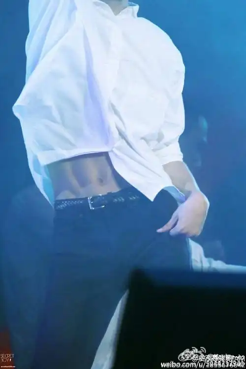 让迷妹们为(bi)之(xue)疯(kuang)狂(liu)的当属wuli千总的八块腹肌啊