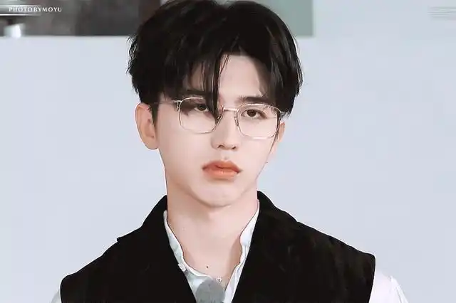 蔡徐坤奔跑吧金丝眼镜王子造型