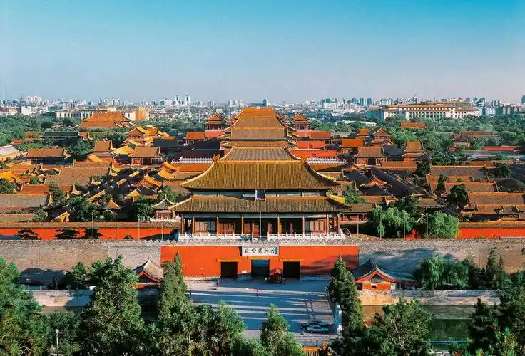 北京故宫以三大殿为中心,占地面积72万平方米,建筑面积约15万平方米