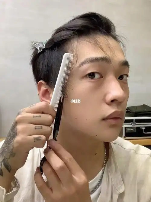 和大家分享一下修剪鬓角的方法#男生发型  #发型  #男生去哪儿剪头发