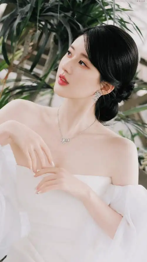 赵露思白色抹胸纱裙造型