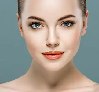 美女面部肖像. 美丽的模特女孩,完美的新鲜干净的皮肤.照片