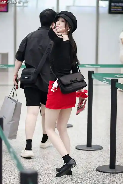 吴宣仪机场路透 小选吃棒棒糖写真