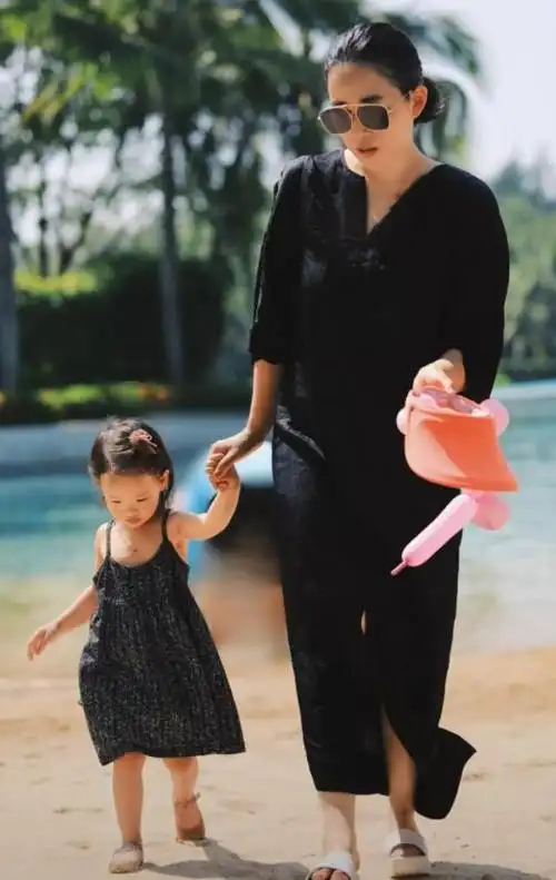 现在石头一家四口幸福美满,而石头的低调和正能量影响着身边每一个人