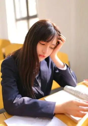 文静清纯校服美女小清新教室写真图片