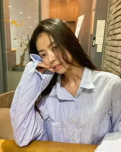 韩女星林娜荣发布近照歪头表情又萌又清纯