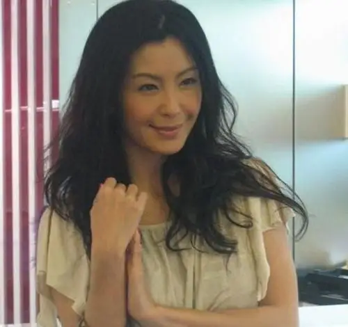 她21岁嫁富豪,结婚13天丧夫分上亿遗产,携资再嫁生活幸福!