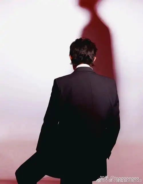 有没有易烊千玺背影图? - 知乎