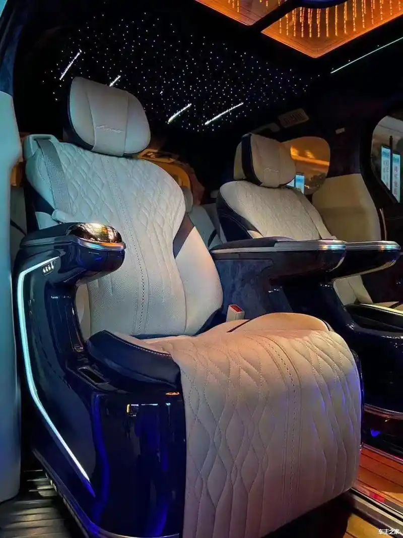 别克gl8内饰改装案例,星空顶加顶灯让整个车内不再单调