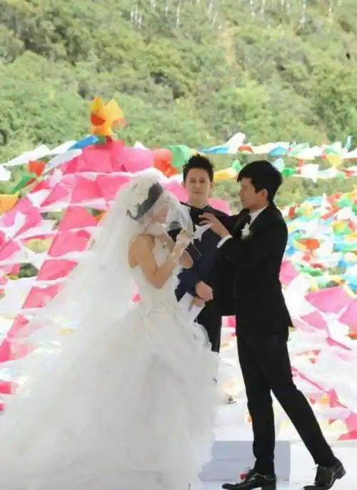 一组照片看出谢娜九年婚姻生活状态,谢娜母亲尽显沧桑判若两人,张杰