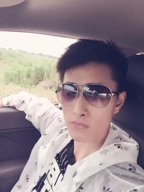 此男生长相如何?请各位打打分,百分制.