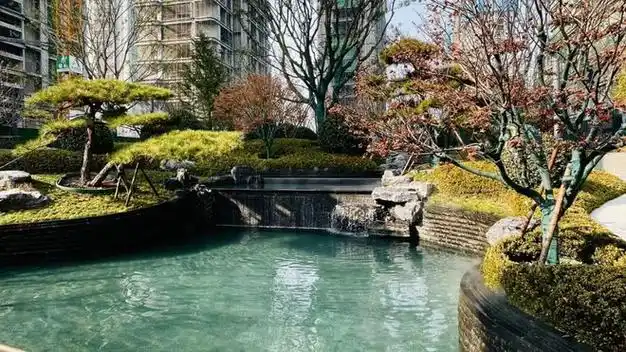 深入其中,处处可见的名贵树种与石材,广州景观石,巴西进口蓝珍珠