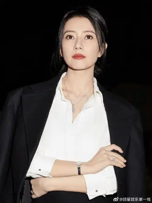高圆圆#first惊喜电影展#上的造型惊艳到了,一席黑色西装长裙搭配尚美