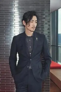 陈晓绅士穿搭造型要火纯黑西装搭配太迷人清爽不油腻