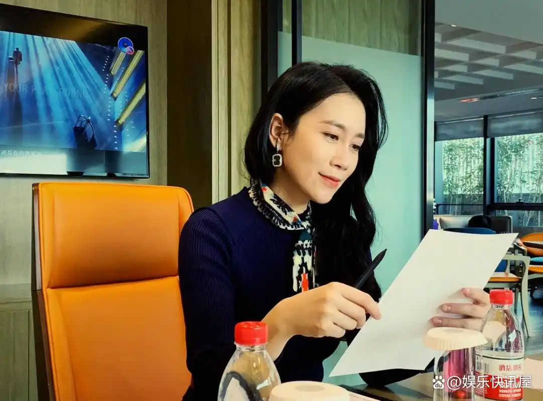 北影97级黄磊学生,为让父母住上豪宅拼命拍戏,嫁初恋恩爱至今