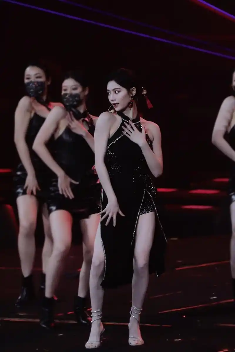 许佳琪跳舞真令人着迷#看完许佳琪的舞台真的是一整个被拿捏住,扑面