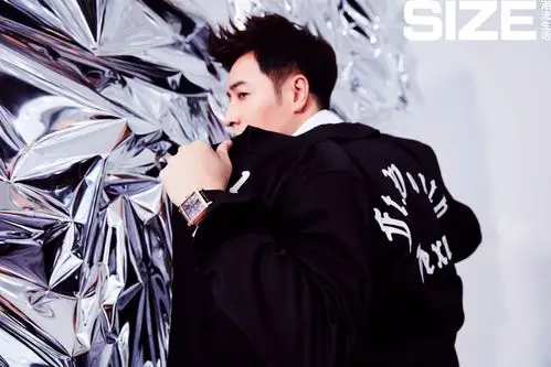 潘玮柏最新封面大片撩人眼神杀演绎高级未来感