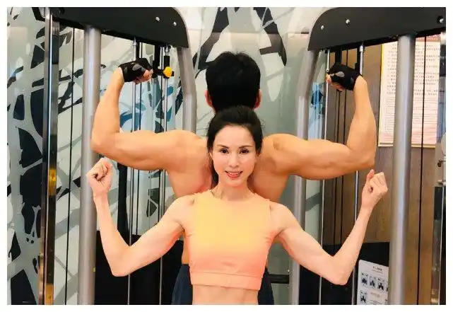 65岁张丰毅和55岁李若彤晒健身合照,活力满满__财经头条