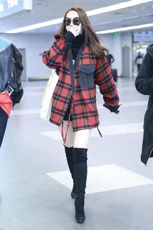 戚薇机场秀潮上天,过膝长靴就该这么穿!