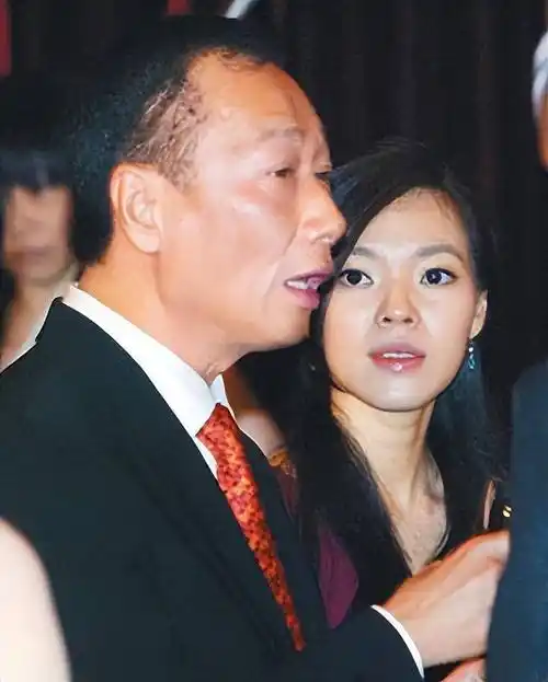 34岁成富士康老板娘,6年生3胎稳当百亿豪门阔太,曾馨莹凭什么?