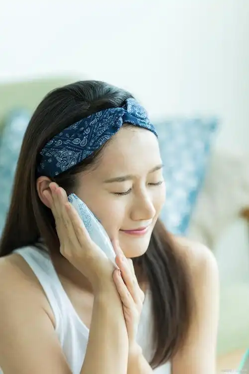 涂防晒霜后清洗不当,皮肤问题找上门?教你正确的清洗方法