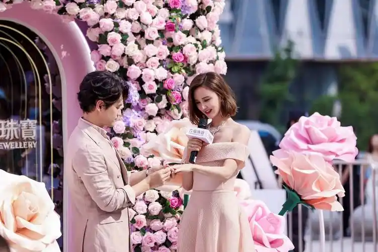 六福珠宝甜爱大使袁弘张歆艺520空降武汉,婚享甜爱时刻_见证_无尽
