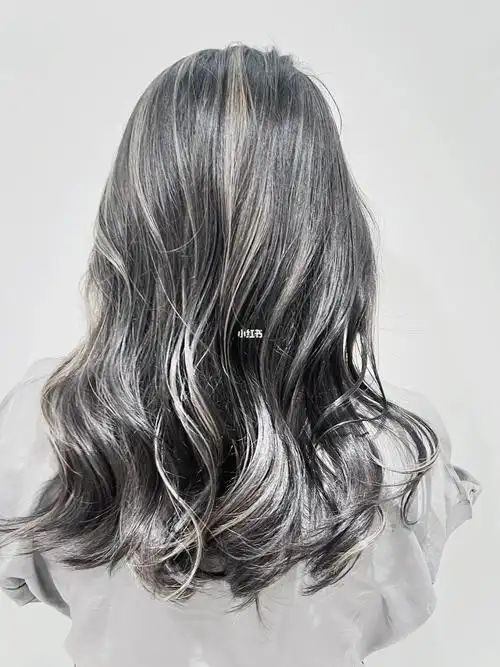 越看越好看奶灰色加茶色的交替出现挑染yyds 连我的发型师都说好看