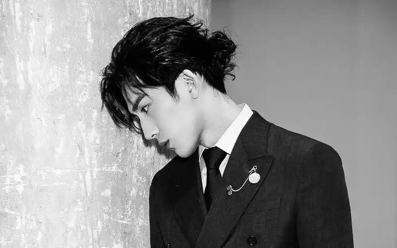 井柏然帅气西装黑白大片桌面壁纸