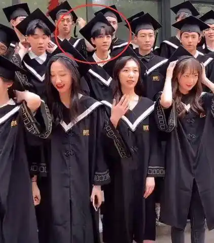 王俊凯很低调站在第二排,曾经他的真实身高也多次被拿来讨论,但是和