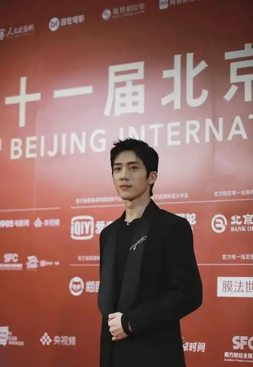 井柏然生图状态太绝了,穿黑色西装充满男人味,笑起来却挺阳光的