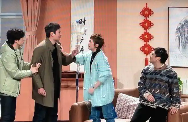 春晚小品还得看开心麻花沈腾给艾伦常远喝暖气水大玩谐音梗
