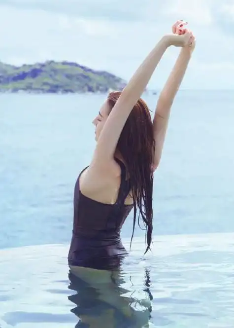 有种时尚叫迪丽热巴穿泳衣,从水里站起的那一刻,这身材让人羡慕