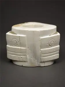 良渚文化时期红玉满鸡骨白灰皮沁色带兽面纹三角形小玉琮