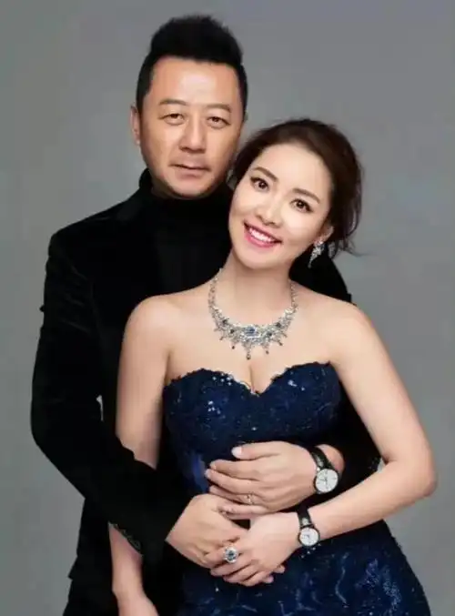 "郭涛妻子"李燃:嫁大17岁丈夫,5年连生俩孩子,她幸福吗?
