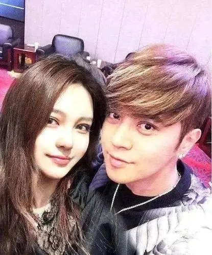 2020年4月,罗志祥前女友周扬青突然在网络上爆料男方爱劈腿,称其和旗