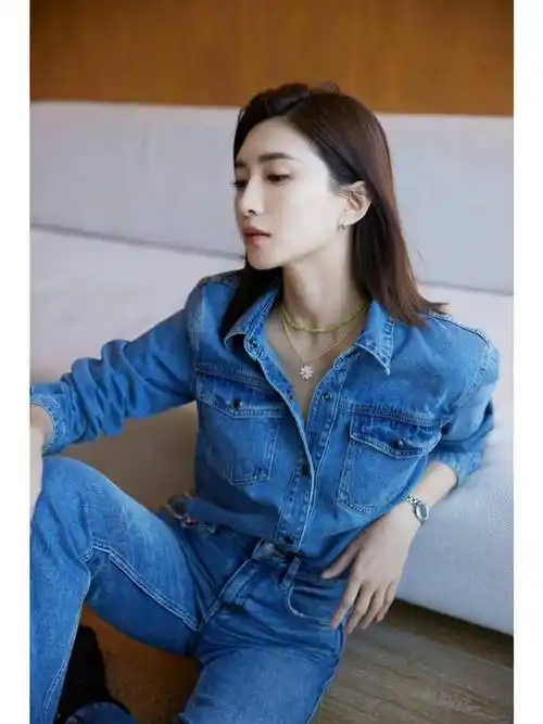 168的"江疏影"带火了极简穿搭:牛仔衬衫 牛仔裤,高级且洋气