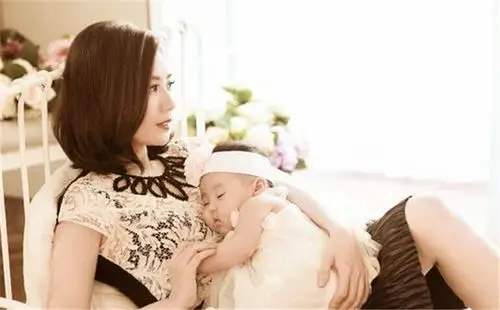 贾静雯产后影片曝光 bo妞出生正面照曝光画面十分温馨