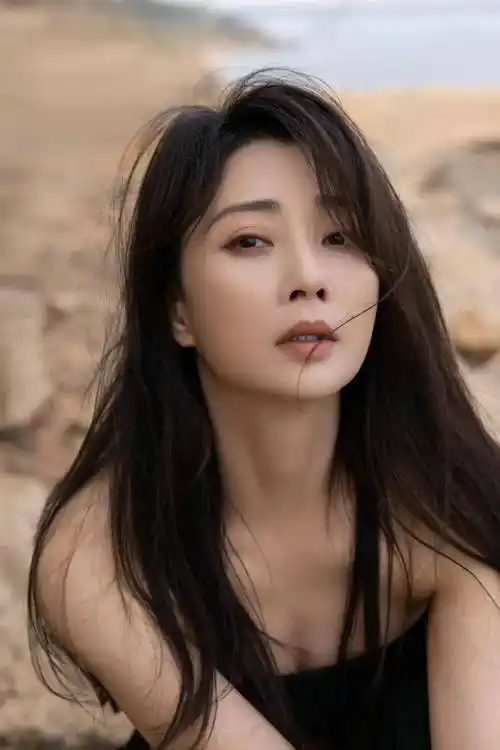 殷桃时尚写真:端庄优雅,温婉大方