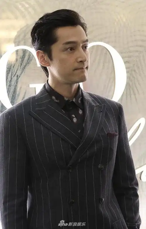 胡歌穿条纹西装优雅贵气 背头造型帅气迷人