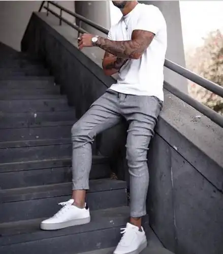 夏天灰裤子配什么颜色上衣