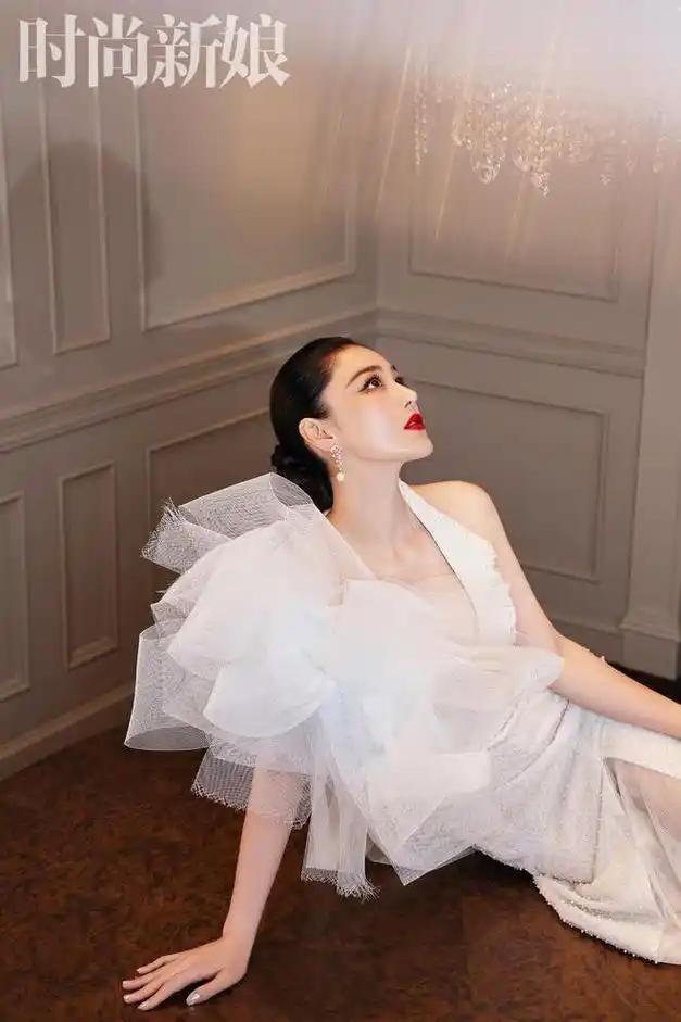 张馨予登时尚新娘封面穿深v婚纱牛仔胸衣大秀傲人身材