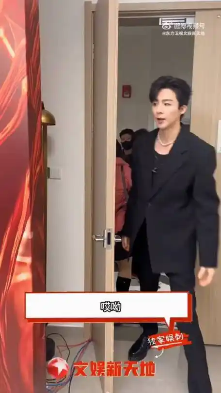 ps:助理小姐姐太逗了尽量把头藏起来好可爱  @摩登兄弟刘宇宁  #浦适