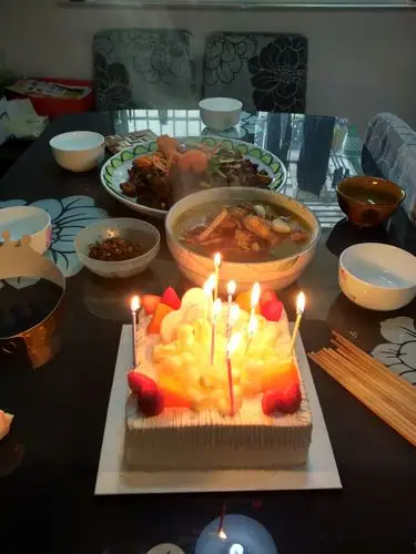 生日蛋糕以及满桌菜品